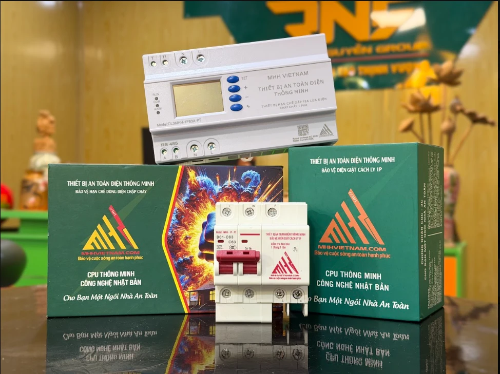 Bộ combo gồm thiết bị DL3MHH-1P63A-PT vỏ trắng và thiết bị JMHH-1P cần gạt đỏ, đặt cạnh hai hộp sản phẩm MHHVIETNAM