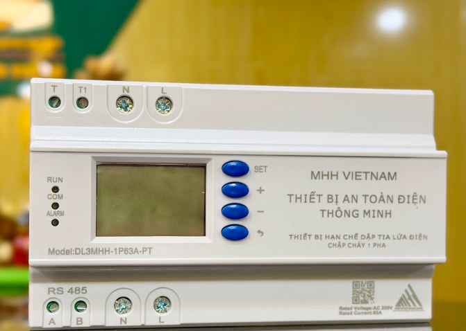 Cận cảnh mặt trước DL3MHH-1P63A-PT: cực T, T1, N, L phía trên, đèn RUN COM ALARM, màn hình LCD, bốn nút SET cộng trừ quay lại, cổng RS 485 phía dưới