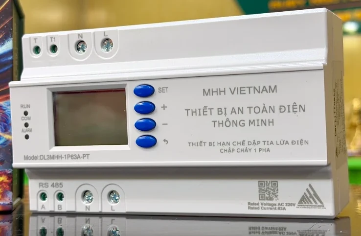 Thiết bị DL3MHH-1P63A-PT vỏ trắng, màn hình LCD, bốn nút bấm, nhãn ghi AC 220V 63A