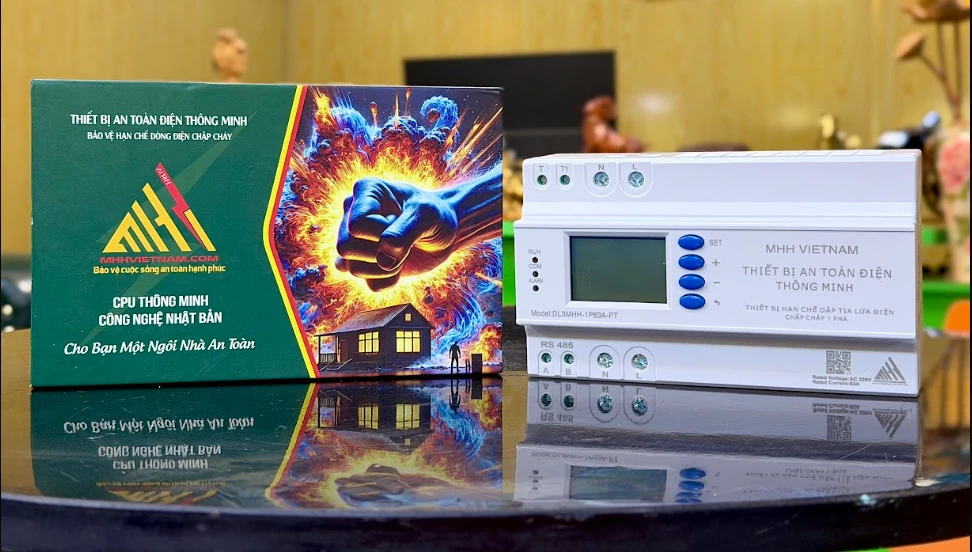 Hộp sản phẩm MHHVIETNAM màu xanh đặt cạnh thiết bị DL3MHH-1P63A-PT vỏ trắng